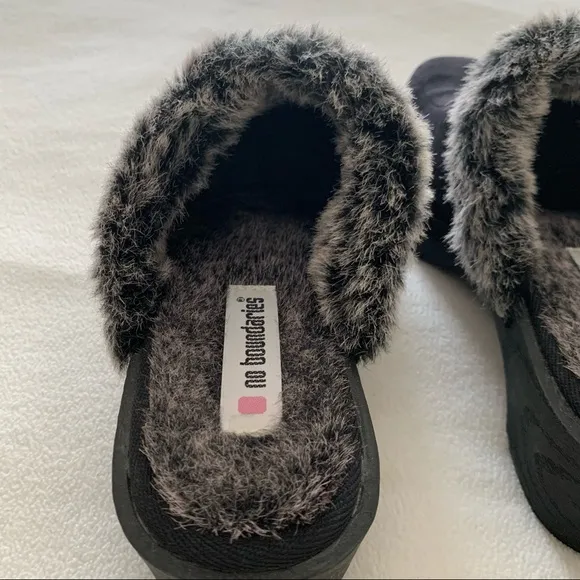 No Boundaries Cute Fuzzy Clogs! Black w/ Gray fur! 9
