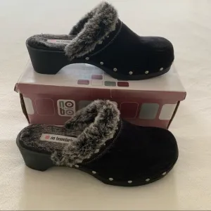 No Boundaries Cute Fuzzy Clogs! Black w/ Gray fur! 9