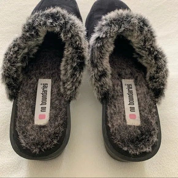 No Boundaries Cute Fuzzy Clogs! Black w/ Gray fur! 9