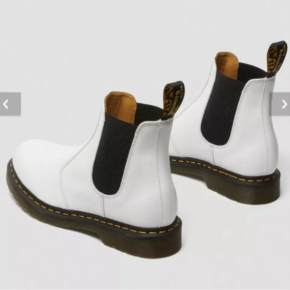 NWOB DR MARTENS Women’s 2976 Smooth Leather Chelsea Boots  Size 6 US