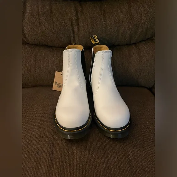 NWOB DR MARTENS Women’s 2976 Smooth Leather Chelsea Boots  Size 6 US