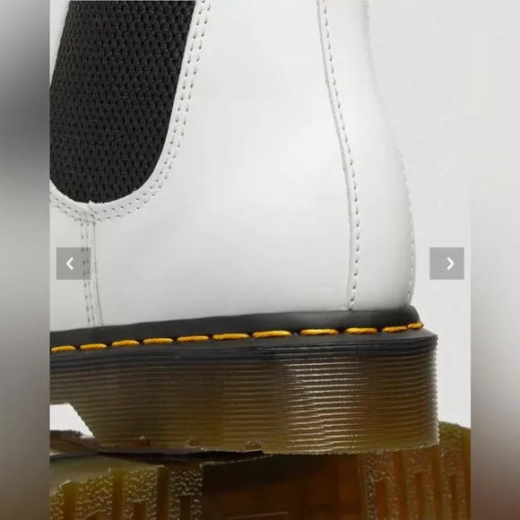 NWOB DR MARTENS Women’s 2976 Smooth Leather Chelsea Boots  Size 6 US