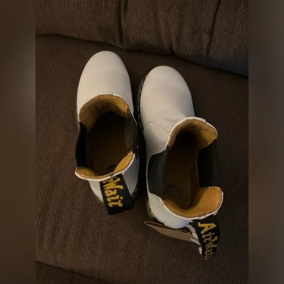 NWOB DR MARTENS Women’s 2976 Smooth Leather Chelsea Boots  Size 6 US