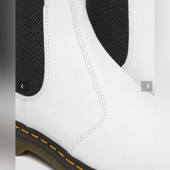 NWOB DR MARTENS Women’s 2976 Smooth Leather Chelsea Boots  Size 6 US