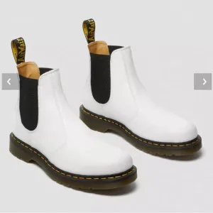 NWOB DR MARTENS Women’s 2976 Smooth Leather Chelsea Boots  Size 6 US