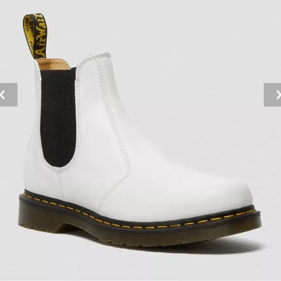 NWOB DR MARTENS Women’s 2976 Smooth Leather Chelsea Boots  Size 6 US