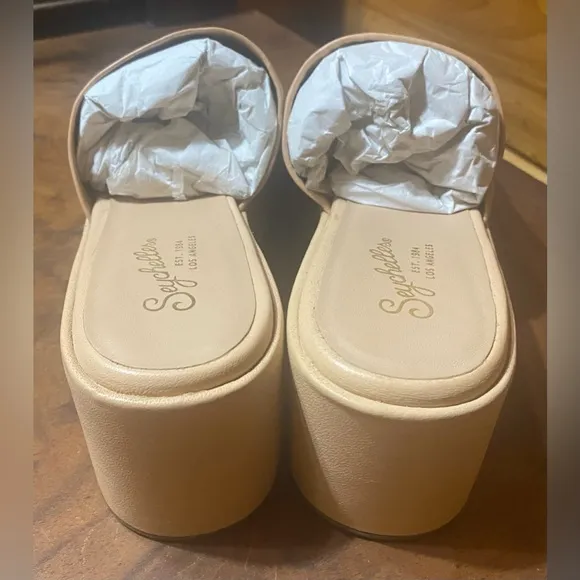 NWOB SEYCHELLES LEATHER PLATFORM SANDALS IN NUDE SIZE 9