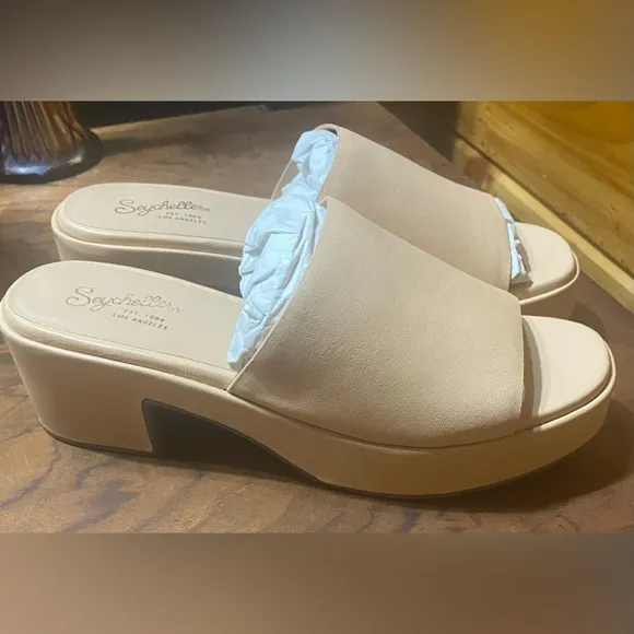 NWOB SEYCHELLES LEATHER PLATFORM SANDALS IN NUDE SIZE 9