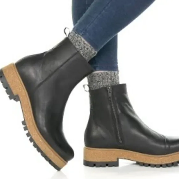 NWOB TAOS Women's Downtown Lug Sole Leather Chelsea Ankle Boots New 9.5