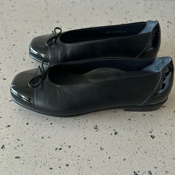 NWOB!SAS Tripad Comfort Slip On Black  Leather Loafers Toe Bow Flats Size 6 Wide