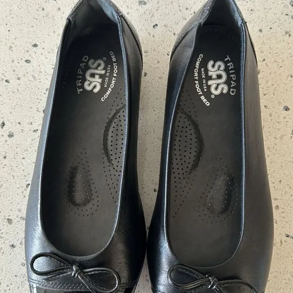 NWOB!SAS Tripad Comfort Slip On Black  Leather Loafers Toe Bow Flats Size 6 Wide