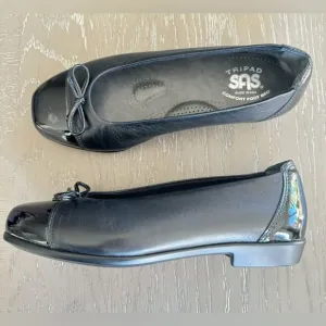 NWOB!SAS Tripad Comfort Slip On Black  Leather Loafers Toe Bow Flats Size 6 Wide
