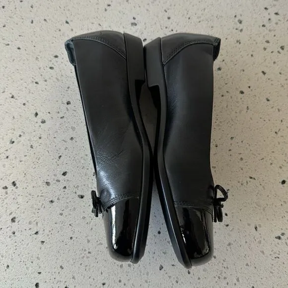 NWOB!SAS Tripad Comfort Slip On Black  Leather Loafers Toe Bow Flats Size 6 Wide