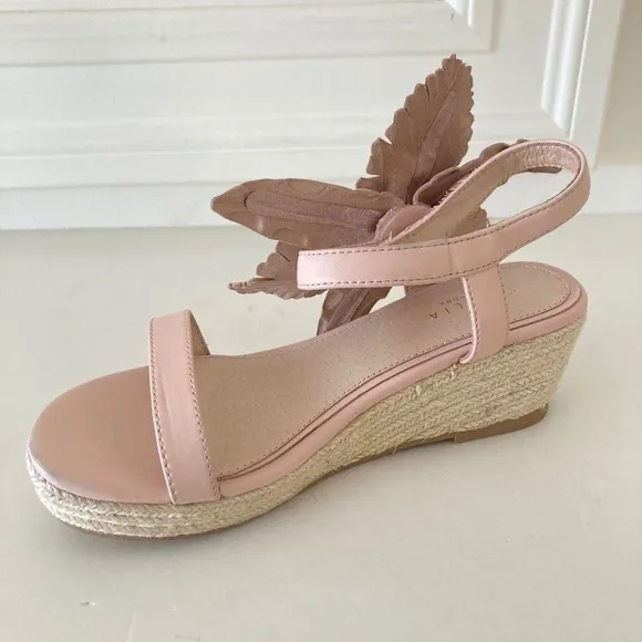 NWOT Anthropologie Cecelia Kids Lilly Flower Pink Leather Sandals Sz 2