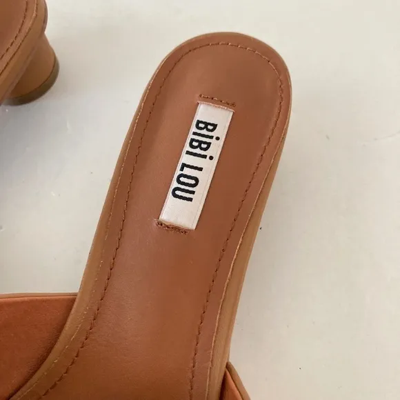 NWOT Bibi Lou Anthropologie Hana Gold Hardware Honey Leather Sandals Sz 39