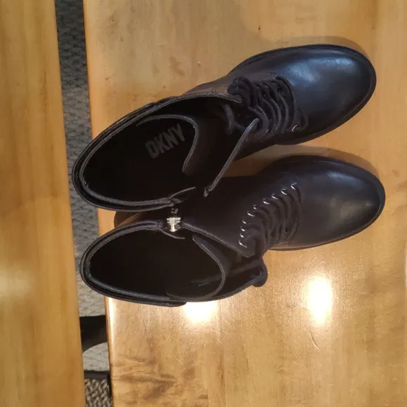 NWOT DKNY size 7 black side zip moto boots