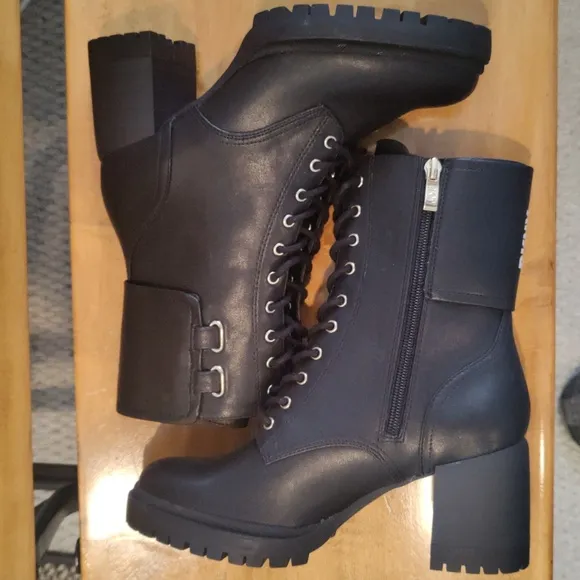 NWOT DKNY size 7 black side zip moto boots