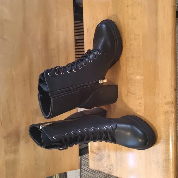 NWOT DKNY size 7 black side zip moto boots