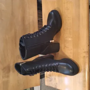 NWOT DKNY size 7 black side zip moto boots