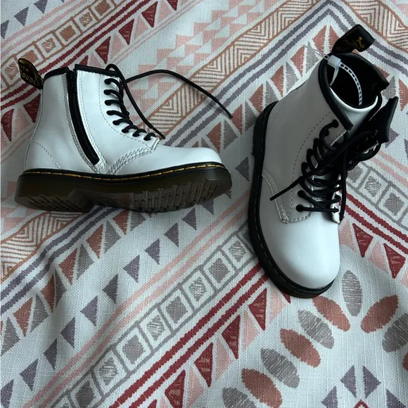 NWOT doc martens boots kids dr.martens airwair size 10c white lace zip up unisex