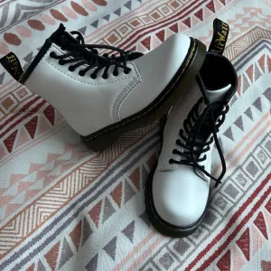 NWOT doc martens boots kids dr.martens airwair size 10c white lace zip up unisex