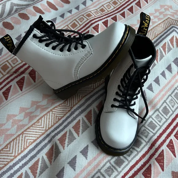 NWOT doc martens boots kids dr.martens airwair size 10c white lace zip up unisex