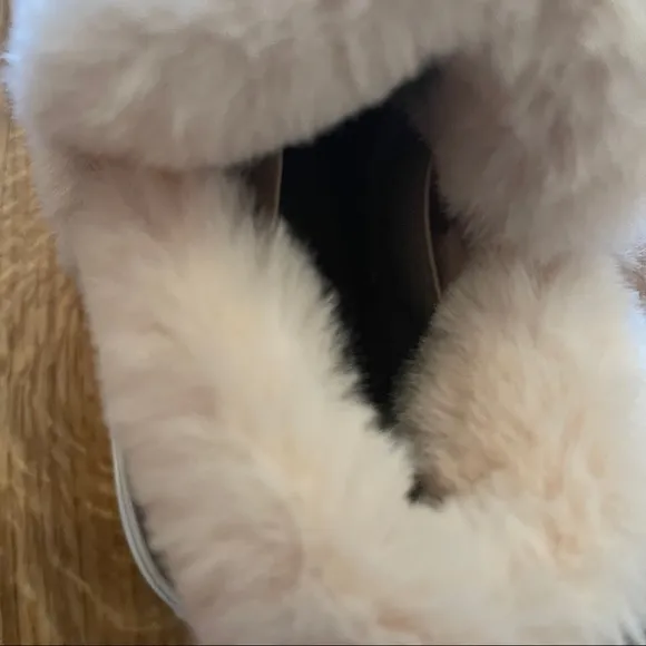 NWOT J/SLIDES Priya High Top Sneaker with Faux Fur
