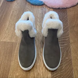 NWOT J/SLIDES Priya High Top Sneaker with Faux Fur