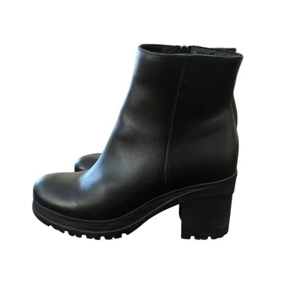 NWOT La Canadienne Percle Almond Toe Black Chelsea Boots – 9.5 M