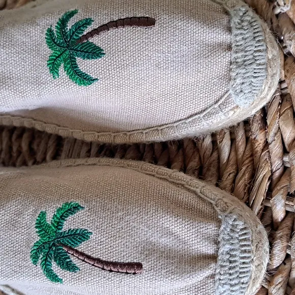 NWOT Soludos Womens Flat Tan Canvas Espadrille Loafers Palm Tree Embroidered S-9