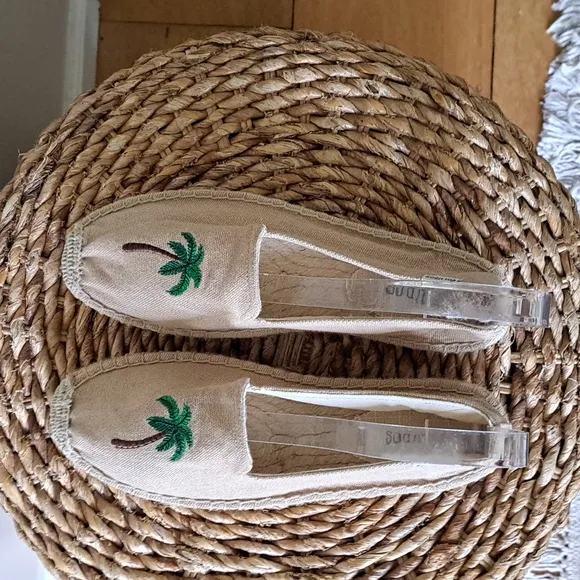 NWOT Soludos Womens Flat Tan Canvas Espadrille Loafers Palm Tree Embroidered S-9
