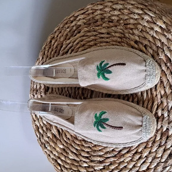 NWOT Soludos Womens Flat Tan Canvas Espadrille Loafers Palm Tree Embroidered S-9