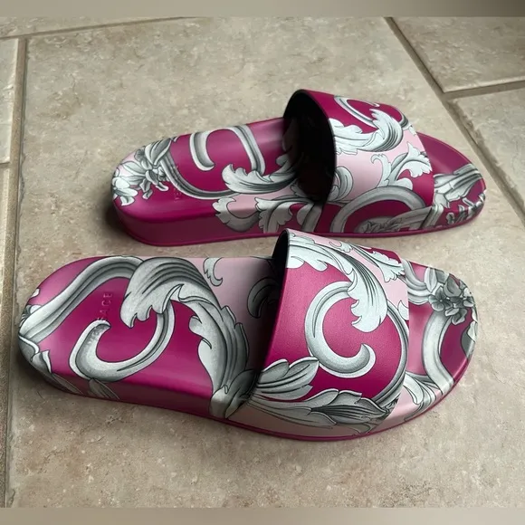 NWOT VERSACE Women's English Rose &amp; Fuxia Barocco Print Pool Slide Shoes