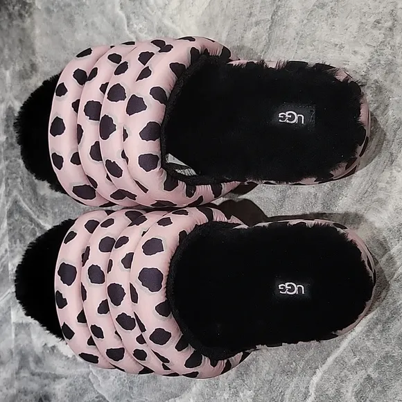 NWOT Women's Size 9 UGG Fuzzy Slides