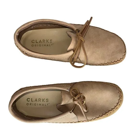 NWT Clarks Chukka Boots Originals Weaver Tie Tan Suede Leather Very Comfy 8.5