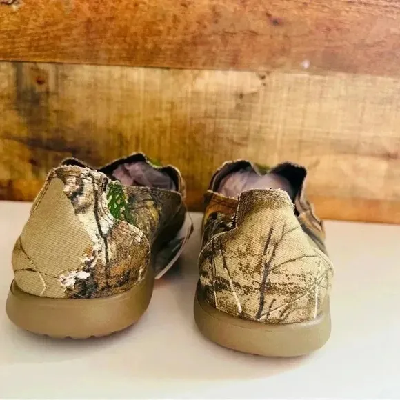 NWT Crocs Real Tree Santa Cruz Loafers
