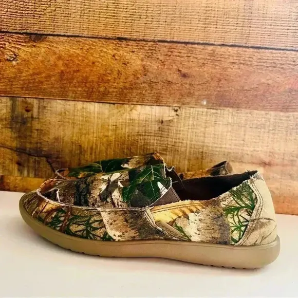 NWT Crocs Real Tree Santa Cruz Loafers