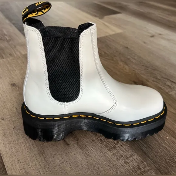 NWT Doc Marten Platform 2976 Chelsea Boots in Smooth White Leather size 5