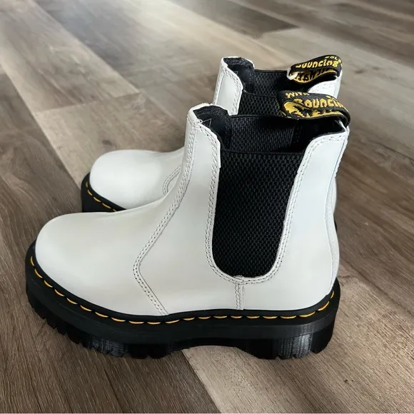 NWT Doc Marten Platform 2976 Chelsea Boots in Smooth White Leather size 5