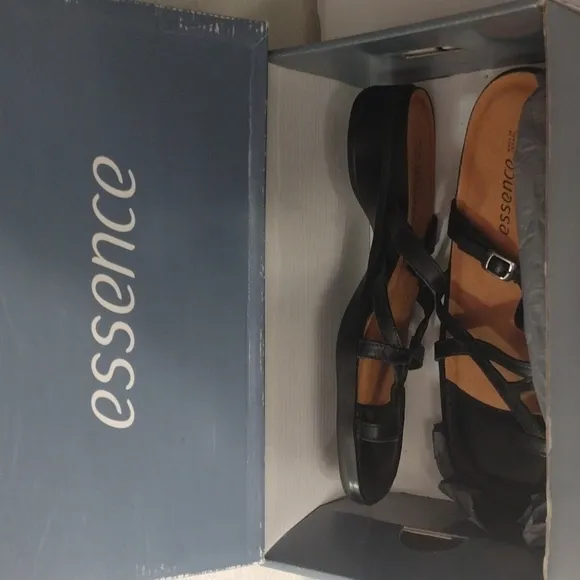 𝅺nwt Essence leather sandals black 6.5
