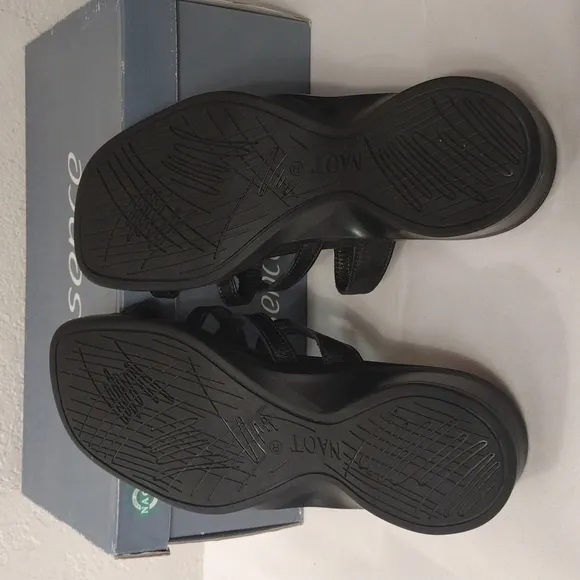 𝅺nwt Essence leather sandals black 6.5