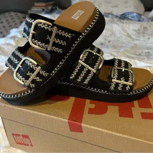 NWT FITFLOP GEN-FF Buckle Two-Bar Stripe-Weave Chunky Slides Sandals Black 7