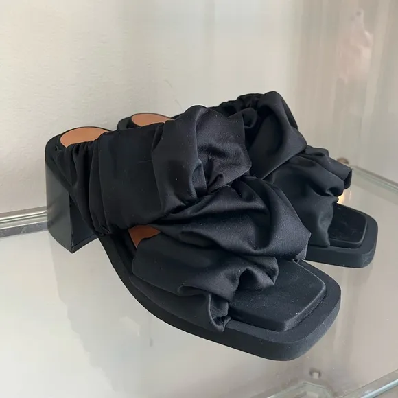 *NWT* GANNI 38 Black Satin Sandals with Chunky Heel