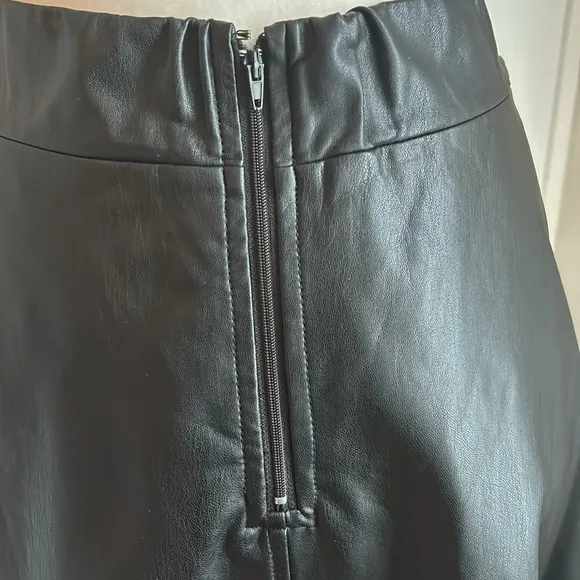 NWT June Ambrose Black Faux Leather Skirt Sz. 10