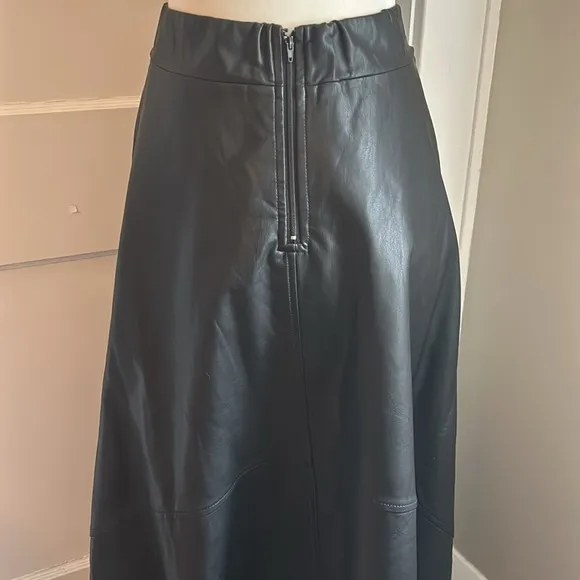 NWT June Ambrose Black Faux Leather Skirt Sz. 10