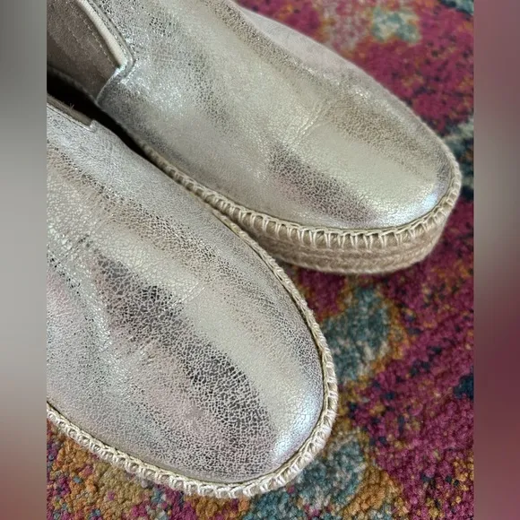 NWT Kaanas | Women’s metallic/brown suede espadrille flats, great tread! Size 10