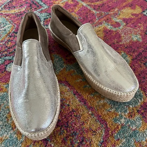 NWT Kaanas | Women’s metallic/brown suede espadrille flats, great tread! Size 10