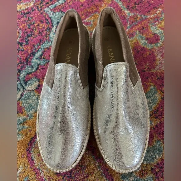 NWT Kaanas | Women’s metallic/brown suede espadrille flats, great tread! Size 10