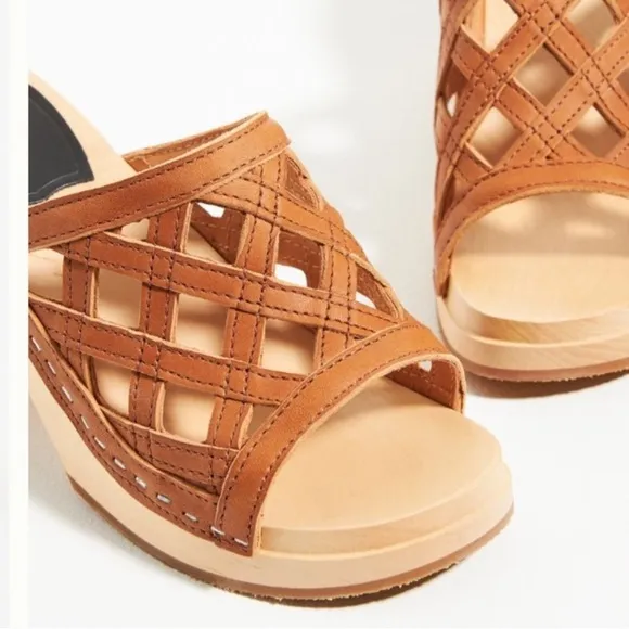 NWT Swedish Hasbeens Basket Clog Sandals in Honey Size 8