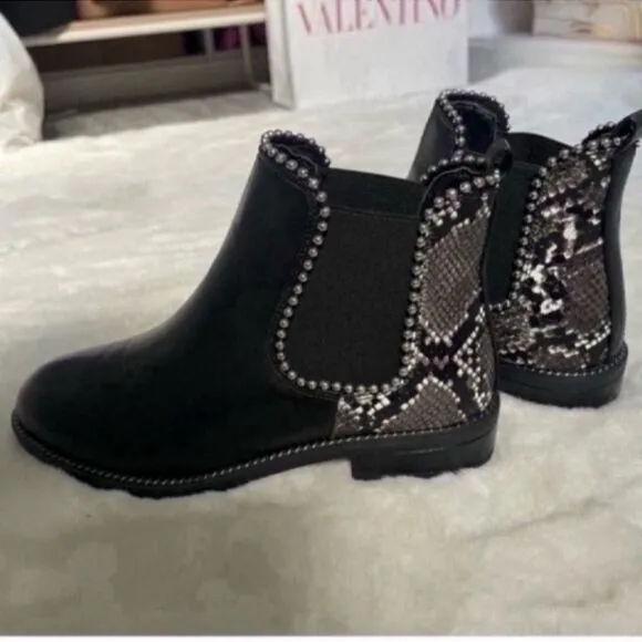 NWT Women's Snakeskin Print Studded Chelsea Boots Black 6
